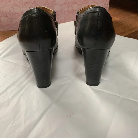 Clarks black leather bootie, staked wood 4” heel sz 9, rubber soles - Picture 3 of 7